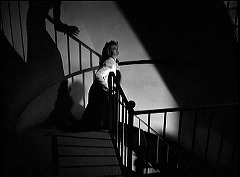 『らせん階段』 1945　約1時間18分：螺旋階段＋欄干とその影、上から