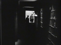 『恐怖の精神病院』 1946　約49分：裏の廊下