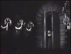『美女と野獣』 1946　約28分：燭台を支える腕の列と玄関扉