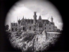 『呪われた城』 1946　約14分：館の外観、望遠鏡越しに