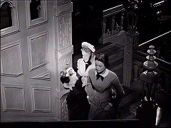 『呪われた城』 1946　約23分：大広間・右の階段、上から