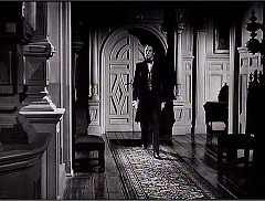 『呪われた城』 1946　約43分：夫人の部屋の前の廊下