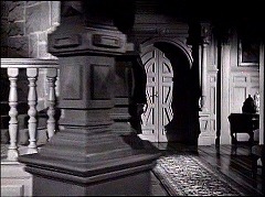 『呪われた城』 1946　約43分：右奥に夫人の部屋、左に塔への階段