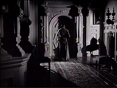 『呪われた城』 1946　約52分：夫人の部屋の前の廊下