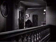 『五本指の野獣』 1946　約26分：吹抜廊下、手前右に階段