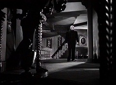 『五本指の野獣』 1946　約1時間4分：吹抜廊下、低い位置から　奥左に階段