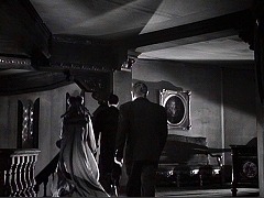 『五本指の野獣』 1946　約1時間4分：吹抜廊下、奥左に階段