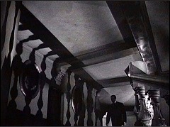 『五本指の野獣』 1946　約1時間9分：吹抜廊下、低い位置から　手すりの影