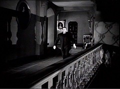 『五本指の野獣』 1946　約1時間22分：吹抜廊下、階段側から