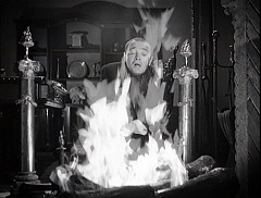 『五本指の野獣』 1946　約1時間25分：書斎ないし図書室の暖炉の奥から
