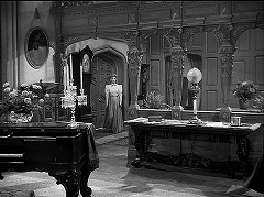 『謎の狼女』 1946　約8分：奥に玄関、右にアーケード状の仕切り