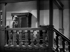 『謎の狼女』 1946　約15分：吹抜歩廊から階段へ