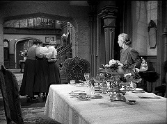 『謎の狼女』 1946　約21分：食堂から、右に階段、奥に玄関