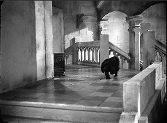 『乙女の星』 1946　約15分：三階、橋状斜め廊下＋黒犬