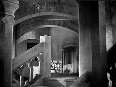 『乙女の星』 1946　約34分：三階、橋状斜め廊下を手前から