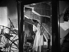『乙女の星』 1946　約1時間11分：屋根裏二階の鏡＋幽霊、左に自転車