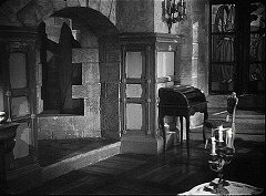 『乙女の星』 1946　約1時間22分：シルヴィの部屋の隠し扉　右奥にステンドグラス