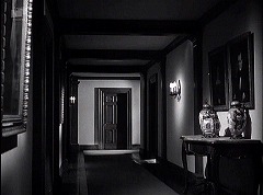 『扉の蔭の秘密』 1947　約33分：二階廊下、階段側から
