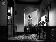 『扉の蔭の秘密』 1947　約40分：一階廊下　奥に階段、右の壁に鏡、左の扉口から書斎へ