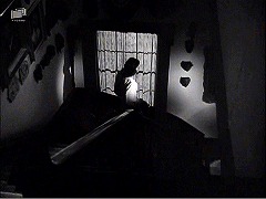 『扉の蔭の秘密』 1947　約1時間11分：玄関広間の階段、上から