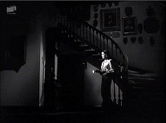 『扉の蔭の秘密』 1947　約1時間12分：玄関広間と湾曲階段
