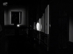 『扉の蔭の秘密』 1947　約1時間12分：一階廊下　手前右に部屋コレクションへの格子戸