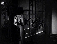 『『扉の蔭の秘密』 1947　約1時間12分：部屋コレクションへの格子戸＋左の壁に装飾格子の影