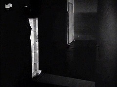 『扉の蔭の秘密』 1947　約1時間15分：部屋コレクションの廊下　右に第三の部屋の扉