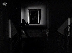 『扉の蔭の秘密』 1947　約1時間16分：一階廊下　手前右に部屋コレクションへの格子戸
