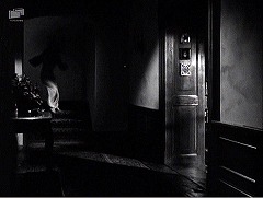 『扉の蔭の秘密』 1947　約1時間16分：一階廊下　奥に数段の階段　手前右から書斎へ