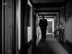 『扉の蔭の秘密』 1947　約1時間24分：二階廊下　階段側から