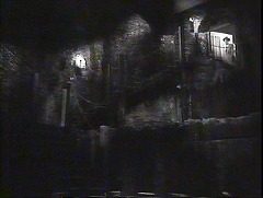 『凸凹フランケンシュタインの巻』 1948　約41分：地下の階段吹抜、下から
