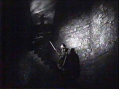 『ハムレット』 1948　約3分：城壁と階段、下から