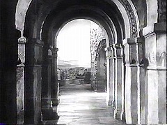 『ハムレット』 1948　約19分：半円アーチを連ねた通路、会議の広間側から