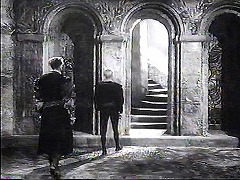 『ハムレット』 1948　約26分：会議の広間から上への階段