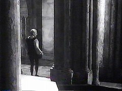 『ハムレット』 1948　約50分：書見台の部屋(?)の中二階から廊下へ