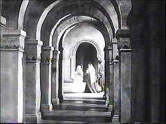『ハムレット』 1948　約1時間42分：望楼と会議の広間の間の半円アーチが連なる通路