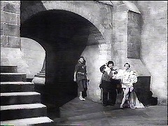 『ハムレット』 1948　約1時間47分：半円アーチが連なる通路と会議の広間の間の空間からの出入口