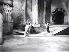 『ハムレット』 1948　約1時間47分：半円アーチが連なる通路と会議の広間の間の空間