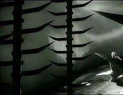 『マクベス』 1948　約1時間31分：中庭の魚の骨状桟