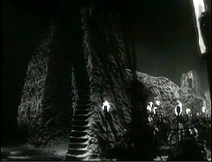 『マクベス』 1948　約1時間37分：細い階段　奥に城門附近