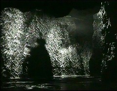 『マクベス』 1948　約1時間38分：通路　マクダフの影
