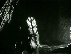 『マクベス』 1948　約1時間41分：通路　魚の骨状桟の影