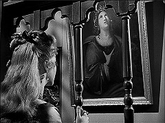 『奇妙な扉』 1952　約26分：聖女の半身像、柵越しに