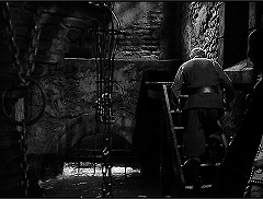 『奇妙な扉』 1952　約34分：地下、水路と階段（階段その4）