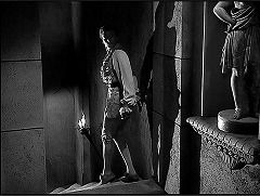 『奇妙な扉』 1952　約41分：隠し扉が開いた状態