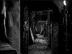 『奇妙な扉』 1952　約1時間6分：地下の廊下、手前左に階段（階段その8）