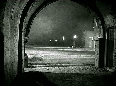 『黒い城』 1952　約1分：トンネル状のアーチ門　向こうは前庭