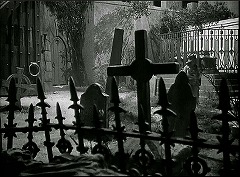 『黒い城』 1952　約1分：墓地　左奥に扉、右奥は高くなっている