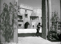 『黒い城』 1952　約14分：城門、向こうに前庭